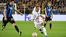 Neymar (PSG) sprintuje s balone v zápase s Bruggami.