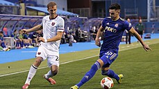Josip utalo z DInama Záheb (vpravo) a Tomá Souek z West Hamu.