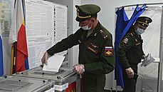 Důstojníci ruské armády vhazují v Rostovu na Donu volební lístky do urny během... | na serveru Lidovky.cz | aktuální zprávy