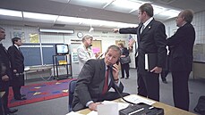 Americký prezident George W. Bush se během návštěvy základní školy na Floridě...