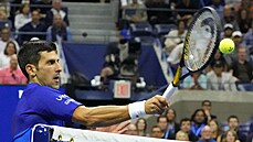 Novak Djokovi se soustedí na úder u sít v semifinále US Open.