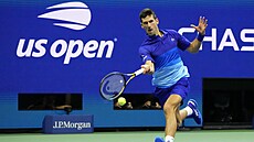 Srb Novak Djokovi se natahuje po balonku v semifinále US Open.