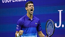 Srb Novak Djokovi se raduje z úspné výmny v semifinále US Open.