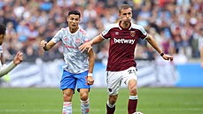 Tomá� Sou�ek (vpravo) z West Hamu vede balon, zezadu ho sleduje Cristiano...