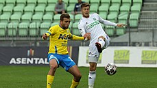 Denis Laka (vlevo) z Teplic a Luká Bartoák z Karviné bojují o balon.