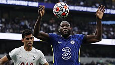 Romelu Lukaku z Chelsea sleduje balon ve vzduchu.