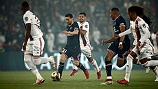 Lionel Messi (druhý zleva) z PSG vede balon bhem utkání proti Lyonu.