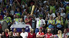 Fanouci Slovinska povzbuzují svj tým ve finále mistrovství Evropy proti...