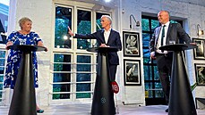 Ti hlavní nortí kandidáti na premiéra v pedvolební debat. Vlevo je...