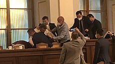 Vyvádění poslance Lubomíra Volného ze Sněmovny (21. října 2021)
