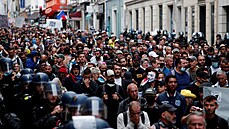 Ve Francii opět protestovali desetitisíce lidí proti covid pasům a povinnosti...