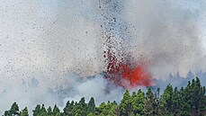 Během sopečné erupce je vidět láva i kouř, který se valí ze sopky Cumbre Vieja...