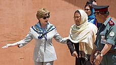První dáma Ameriky Laura Bushová a guvernérka afghánské provincie Bámiján (8....