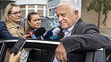 Bývalý prezident Václav Klaus dnes krátce ped jedenáctou hodinou opustil...
