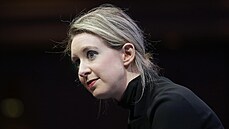 Elizabeth Holmes v roce 2015 mluví na svtové konferenci poádané asopisem...