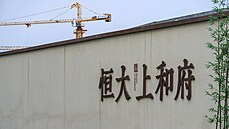 Stavební jeřáb nad jedním z nových projektů společnosti Evergrande v Pekingu....
