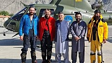 Dva čeští horolezci, kteří uvázli na hoře Rakapoši v Pákistánu, jsou v bezpečí....