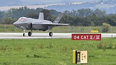 Na letiště v Mošnově na Novojičínsku přistál letoun F-35 Lightning II. Jedná se...