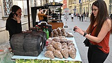 Pracovnice Státní zemdlské a potravináské inspekce (SZPI) kontroluje 16....