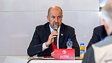 Sportovní editel Tince Jan Peterek na tiskové konferenci.