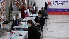 Rusové volí v parlamentních volbách, které jsou tentokrát třídenní. (19. září...