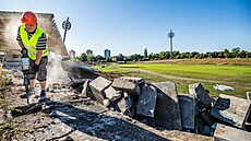 Vesportovní stadion v Hradci Králové v prbhu demolice (9. záí 2021)
