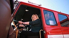 Alena Schillerová ve �kolním a výcvikovém za�ízení Hasi�ského záchranného sboru...
