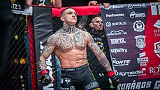 Slovenský MMA zápasník Gábor Boráros v kleci. S tetováním rád nahání hrzu.