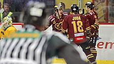 Hokejisté Jihlavy se radují z gólu v duelu se Vsetínem.