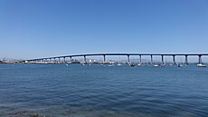U� samotný p�íjezd na Coronado po moderním do oblouku vystav�ném mostu je...