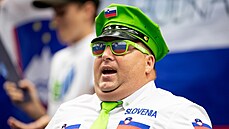 Slovinský fanoušek je nadšený výkonem volejbalistů proti Chorvatsku.