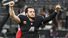 Derek Carr se raduje z výhry Las Vegas Raiders.