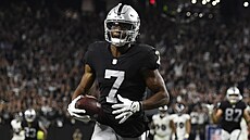 Zay Jones zajistil Las Vegas Raiders proti Baltimore Ravens výhru v prodlouení.