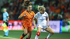 Nizozemská fotbalistka Lieke Martensová se pokouší obrat o míč českou hráčku...