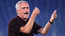 José Mourinho, trenér fotbalist AS ím, bhem utkání se Sassuolem.