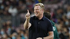Ronald Koeman, trenér fotbalist� Barcelony, gestikuluje b�hem utkání Ligy...