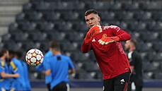 Matěj Kovář, mladý český gólman ve službách Manchesteru United, se rozcvičuje...