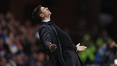 Steven Gerrard, trenér fotbalových Rangers, rozhazuje rukama během utkání...