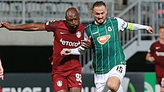 Jablonecký kapitán Martin Doleal se pokouí obejít Mikea Cestora z Klue.