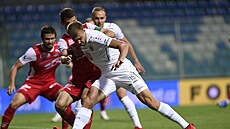 Daniel Vaulín z Hradce Králové si kryje balon ped pardubickým kapitánem Janem...