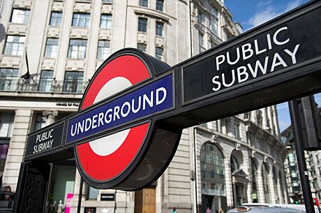 Londýnské metro v souasnosti zahrnuje 270 stanic. Ilustraní snímek