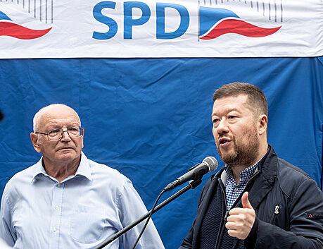 Tomio Okamura na pedvolební kampani SPD v Plzni, spolu s Janem Krkou...