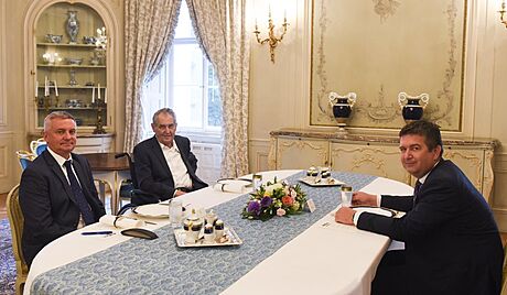 Prezident Milo Zeman pijal na zámku v Lánech pedsedu SSD, ministra vnitra...