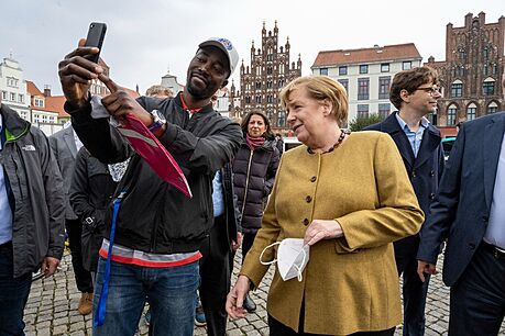 Louení s Merkelovou. Nmecká kancléka Angela Merkelová pózuje pro selfie s...