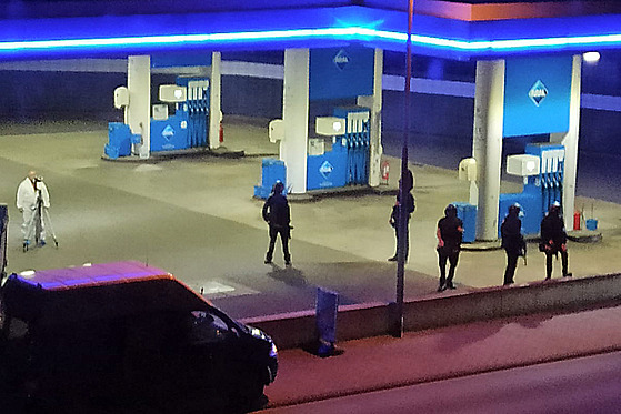 Muž odmítající nosit roušku v Německu zastřelil pokladníka čerpací stanice....