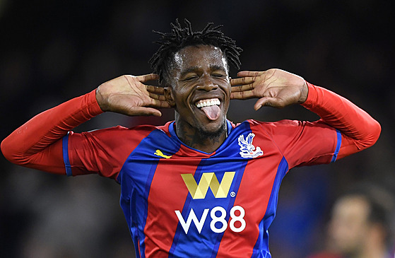 Wilfried Zaha oslavuje svj gól.