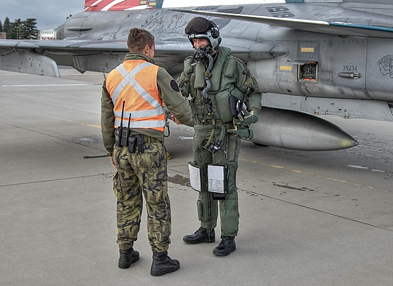 Podplukovník Michal Dank nalétal na stíhace Gripen u dva tisíce hodin. (23....