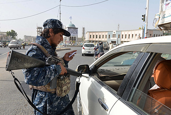 Tálibánec na kontrolním stanoviti v Kandaháru kontroluje dokumentaci. (11....