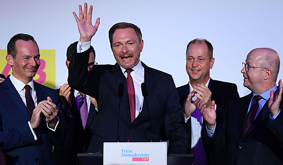 Lídr liberální FDP Christian Lindner reaguje v Berlín na prvotní výsledek...