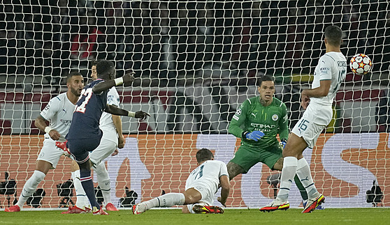 Idrissa Gueye z Paris St. Germain otevírá skóre v duelu s Manchesterem City.